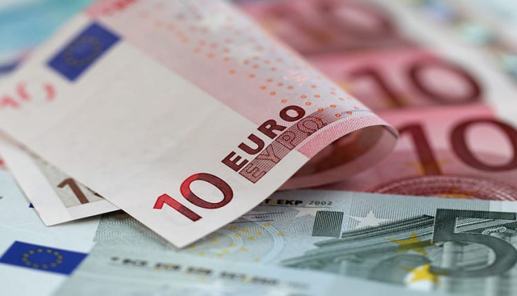 انخفاض الدولار الامريكي مقابل اليورو بسبب صندوق الانعاش الاوروبي