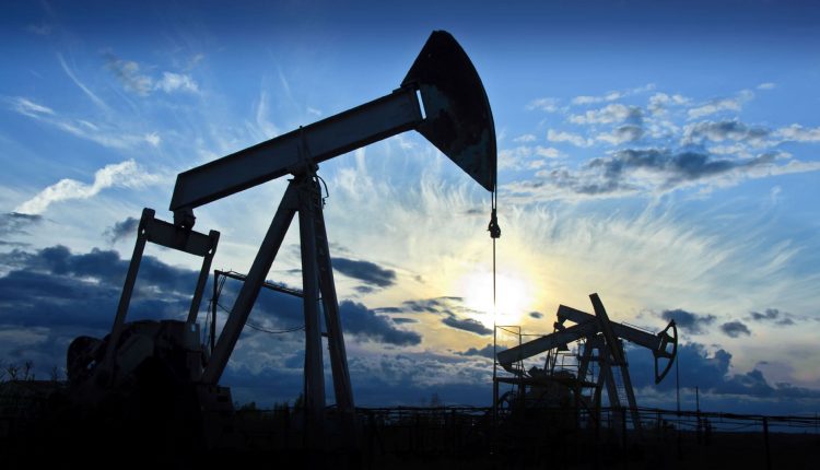 ارتفاع أسعار النفط العالمية وسط انخفاض المخزونات الامريكية