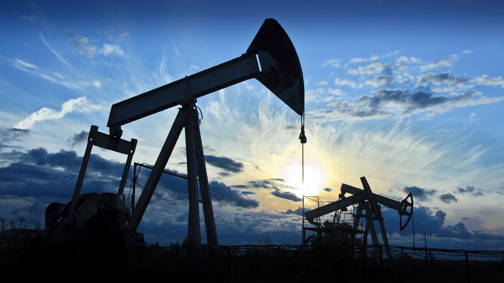 ارتفاع أسعار النفط العالمية وسط انخفاض المخزونات الامريكية