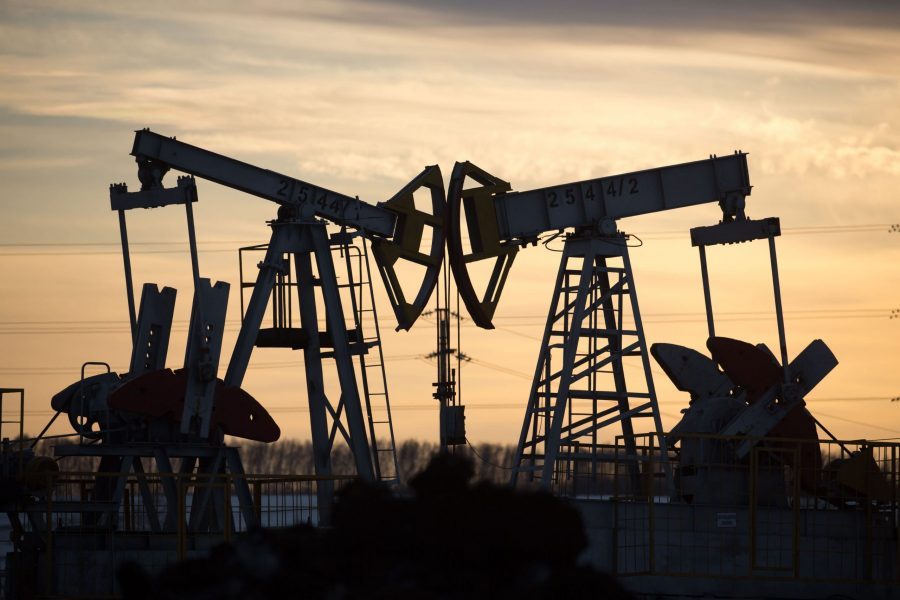 استمرار سلبية جلسات عقود النفط وسط التزام تخفيضات الانتاج