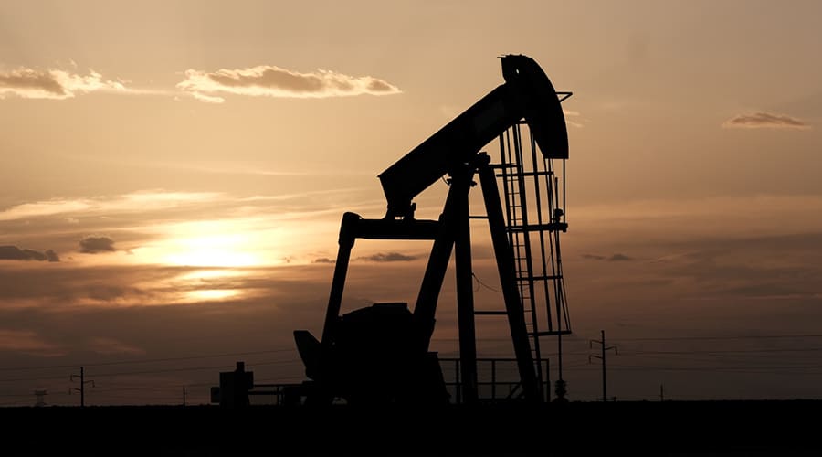 تراجع أسعار خام النفط العالمية بفعل التطورات والبيانات الاقتصادية