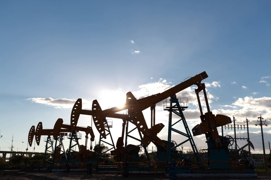 تراجع أسعار خام النفط العالمية بفعل توقعات خفض الاستهلاك