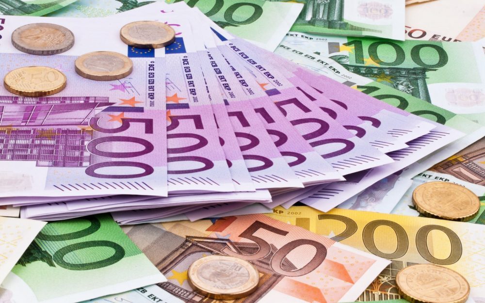 تراجع عملة اليورو تزامناَ مع ارتفاع مؤشر الدولار الامريكي