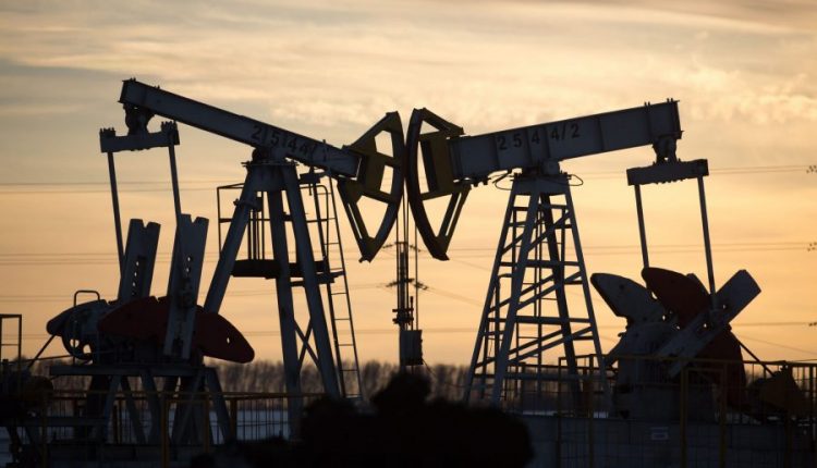 ارتفاع أسعار النفط العالمية بفعل انخفاض المخزونات في الولايات المتحدة