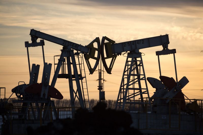 تراجع تداولات خام النفط العالمي بفعل ارتفاع المخزونات التجارية الأمريكية