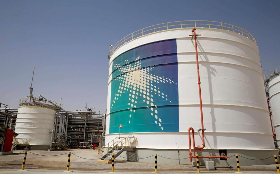شركة أرامكو تعيد النظر في خططها التوسعية وسط تراجع أسعار النفط