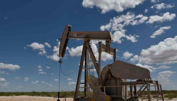 انخفاض سعر النفط الخام وسط تسارع مستويات الطلب العالمي
