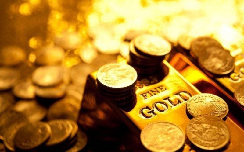 انخفاض عقود الذهب الأجلة بالتزامن مع تطورات وبيانات اقتصادية عالمية