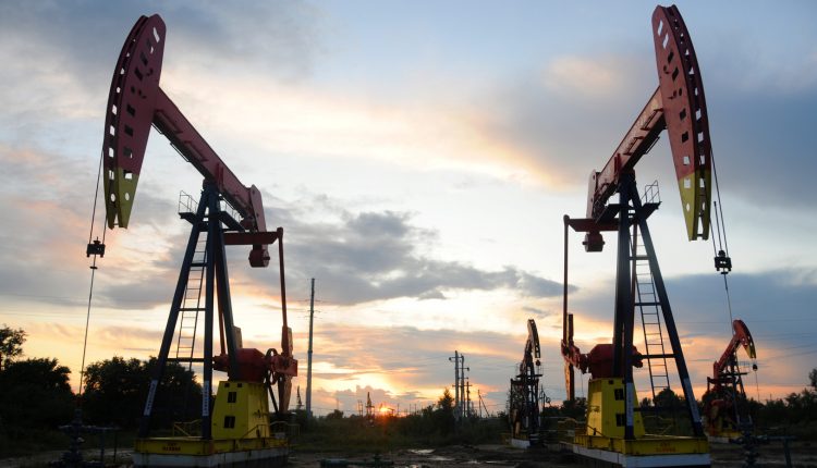 انخفاض معاملات خام النفط وسط ضعف الطلب في الهند بفعل كورونا