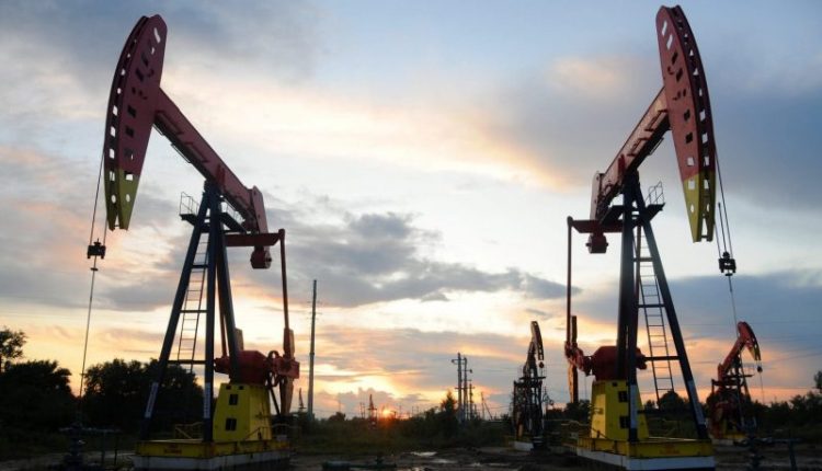 استقرار سلبي لمعاملات عقود النفط الآجلة على وقع بيانات اقتصادية أمريكية
