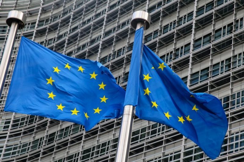 الاتحاد الأوروبي يعلق فرض التعريفة الرقمية ويتجه لصفقة الضرائب العالمية