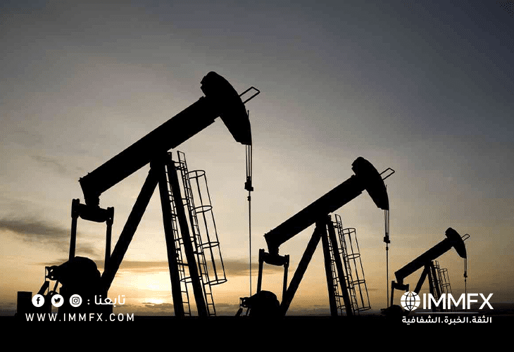 النفط يقترب من أطول سلسلة مكاسب شهرية في عقد